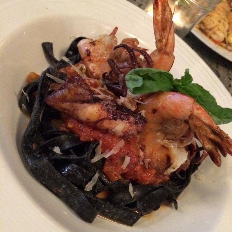 イカスミフェットチーネ(Aux Epices)