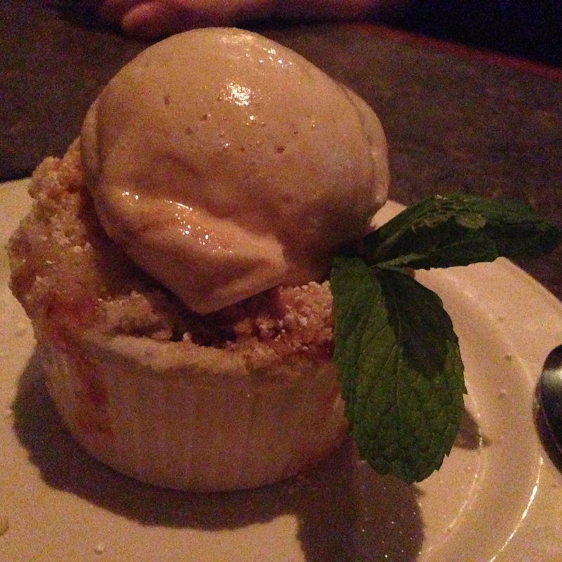 アップルケーキ　アイス乗せ(Yard house waikiki)