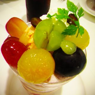 ブドウのパフェ(新宿高野本店 タカノフルーツパーラー)