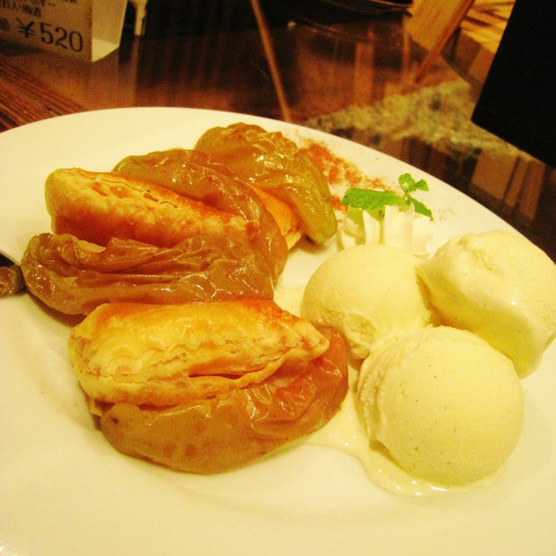 アップルパイアイスクリーム添え(NIWATORI　CAFE)