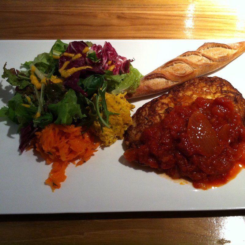 鶏胸肉のトマトピカタソース(レストラトゥール （Restaurateur）)