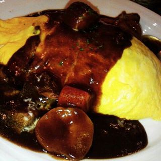 じっくり煮込んだビーフシチューがかかったオムライス(ポムズファーム)