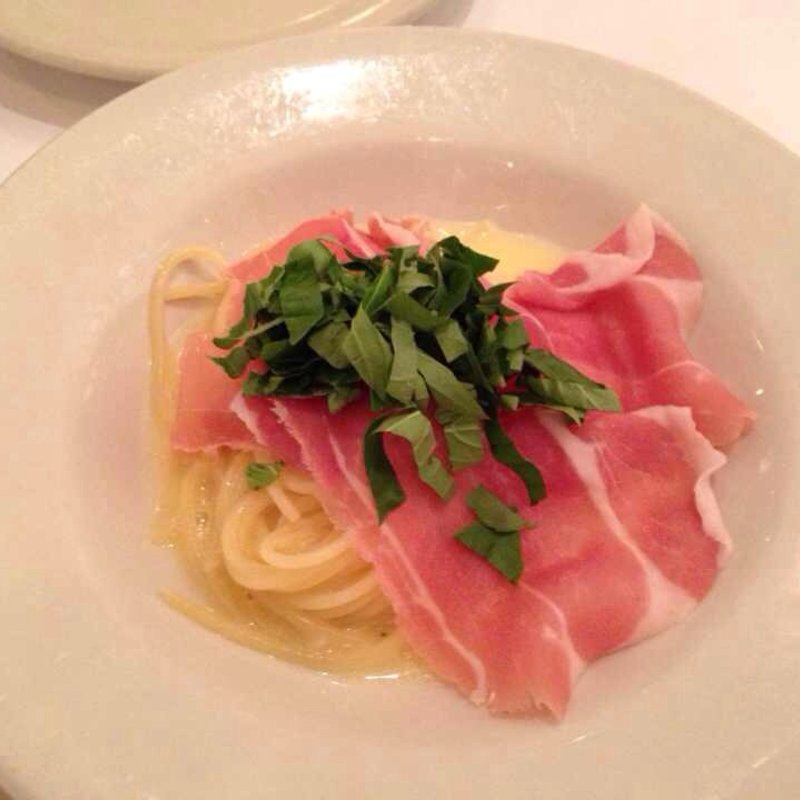 クリームパスタ、生ハム乗せ(Basta Pasta)