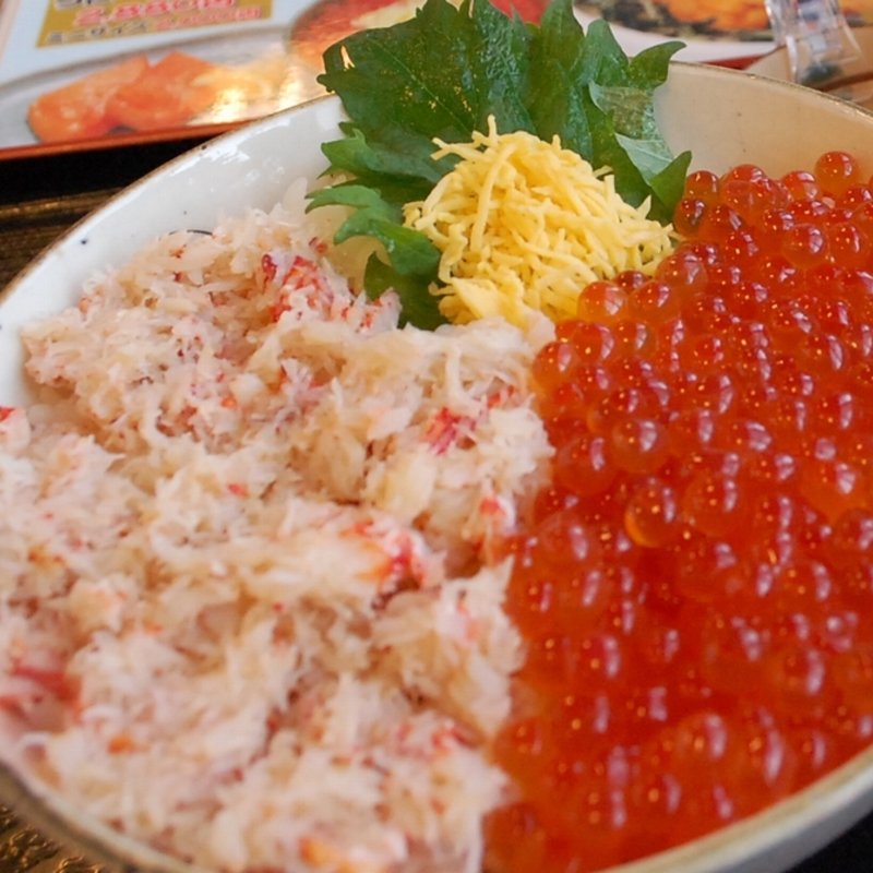 毛がに・いくら丼(海鮮市場 北のグルメ)