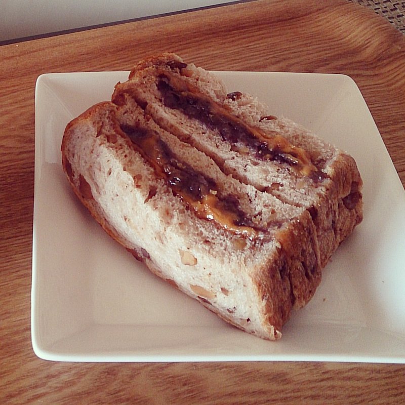 あんことピーナッツバターのミックスナッツ食パンサンド(TOAST neighborhood bakery)