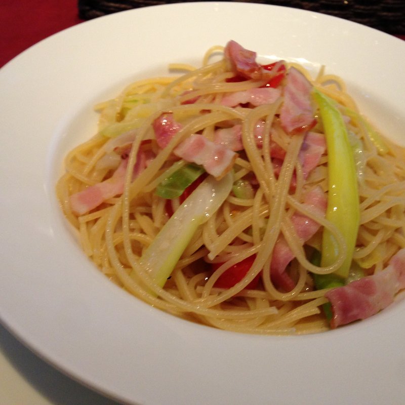 ベーコンとセロリのパスタ(エヌ・ルトゥール)