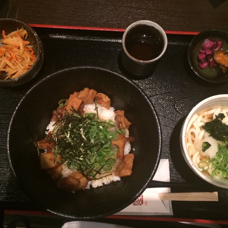 牛ホルモン丼とうどん定食(串蔵)