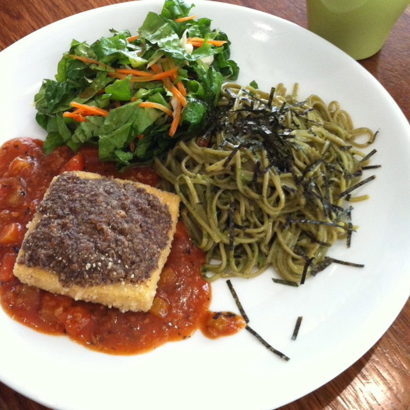 そばと豆腐バーグのランチプレート(Woods Bio Marche)