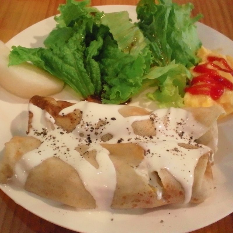 お食事クレープのプレート(フロム・ハンド・トゥ・マウス （FROM HAND TO MOUTH）)