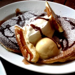 パンケーキ(チョコレート&バナナ&バニラアイス&生クリーム)(シクスバイオリエンタルホテル)