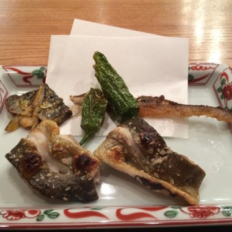 Grilled fish fillets with fried fish head and fried bones, and peppers(Cagen Japan Restaurant)