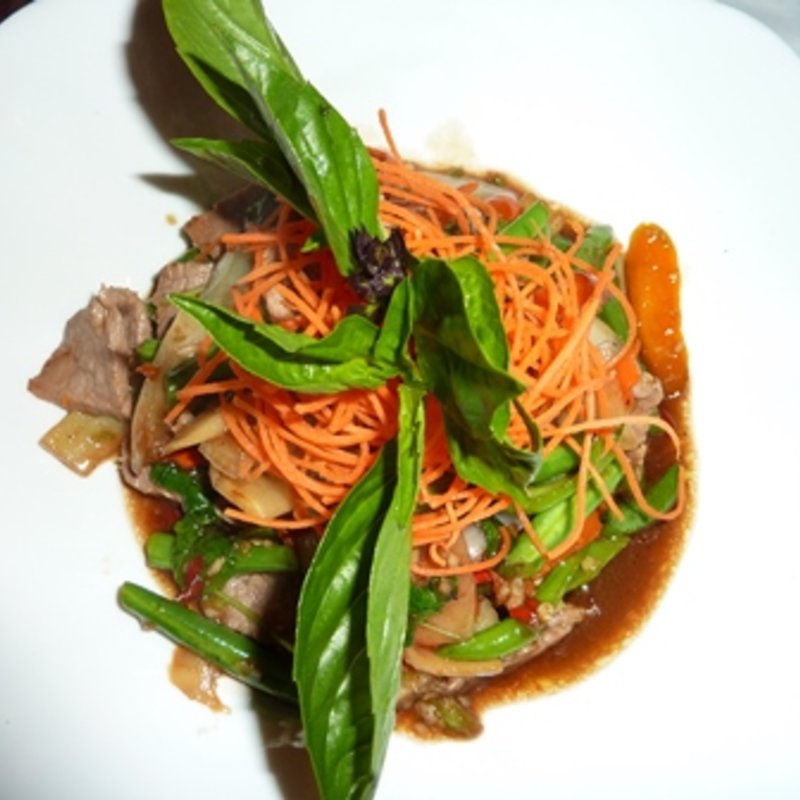 ビーフとバジルのソース炒め(Ruay Thai)