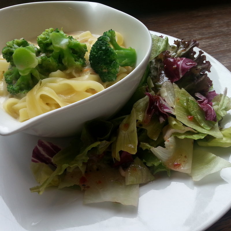 本日の生パスタ（サーモンとブロッコリーのクリーム）(カフェ ポーズ)