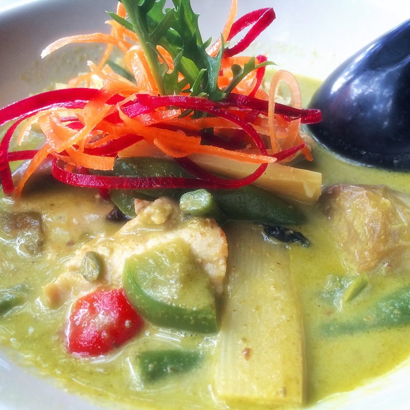GREEN CURRY w/ eggplant, string bean, bamboo shoot, bell pepper & basil (Sage)