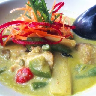 GREEN CURRY w/ eggplant, string bean, bamboo shoot, bell pepper & basil (Sage)