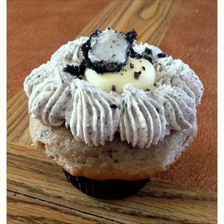 Oreo Cheesecake cupcake (Sugar Mountain Bake Shoppe)
