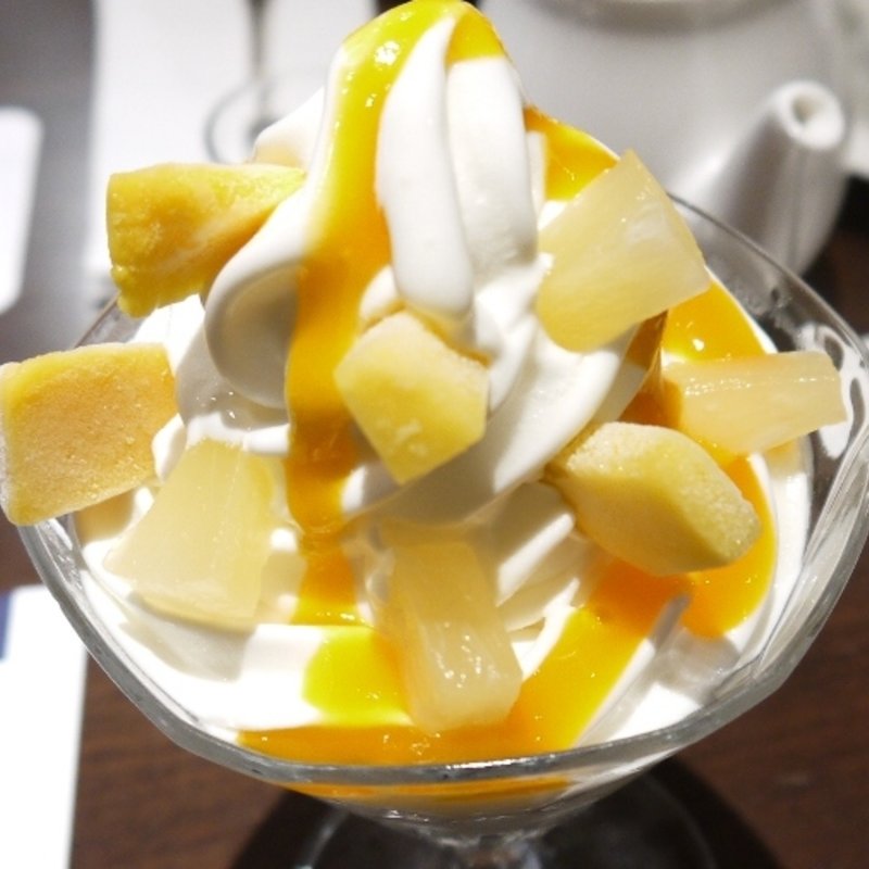 マンゴーパイナップルヨゴリーノパフェ(ヨックモック 東京駅一番街店)