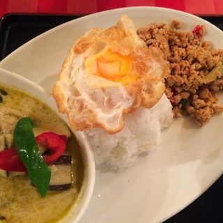 ガパオ＆グリーンカレー(タイ屋台料理 ティーヌン 飯田橋ラムラ店)