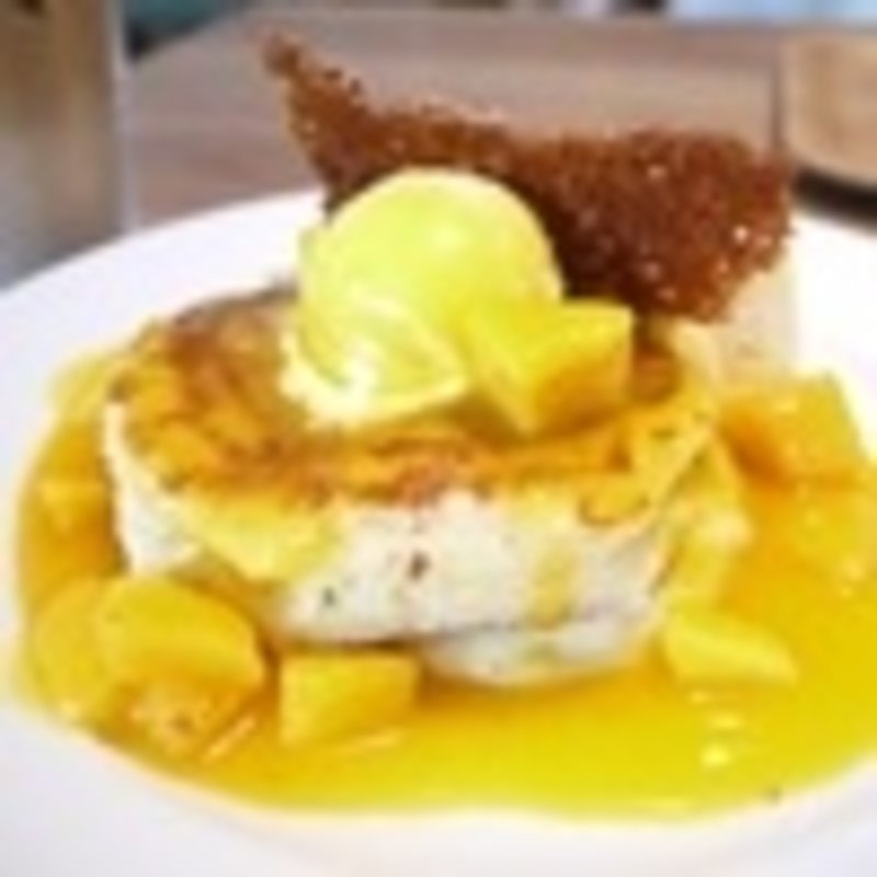 パインとマンゴーのパンケーキ(RH Cafe 千駄ヶ谷店 （アールエイチカフェ）)