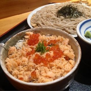 $11.50 lunch special, salmon flakes with ikura (salmon roe) over rice(SAKAGURA)