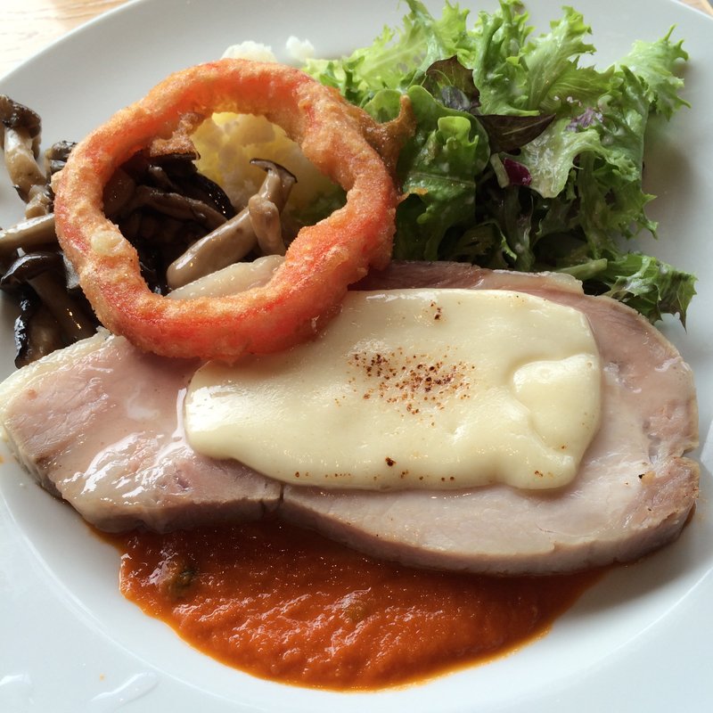 豚ロースのモッツァレラチーズ焼き(MOULiN)