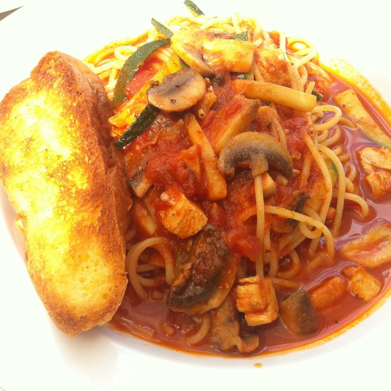 チキンのトマトソースパスタ(The Loaf Bakery and Bistro)