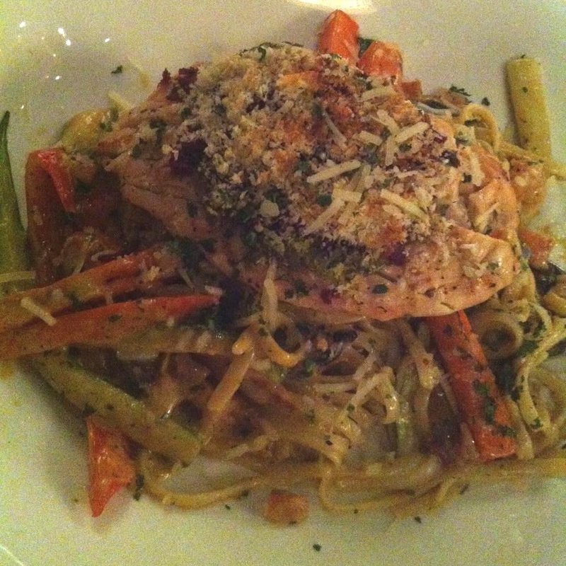 グリルチキンとリングイネのパスタ(Tony Roma's Ribs, Seafood and Steaks)