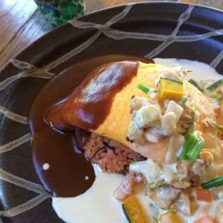 ホタテと白菜のクラムチャウダーソース＆テミグラスソースのオムライス(かぼ茶庵 )