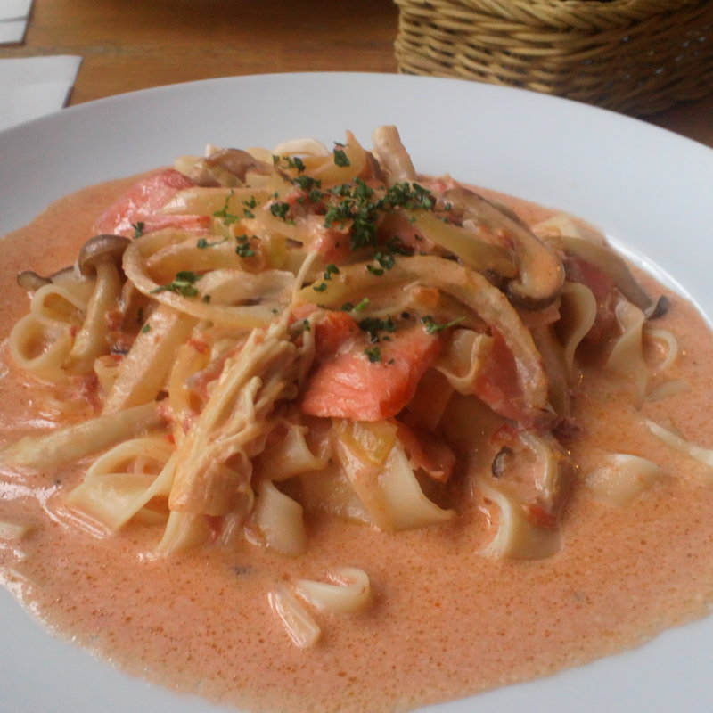 スモークサーモン　生パスタ(TEA＆FOODS Dandelion （ティーアンドフーズ ダンディライオン）)