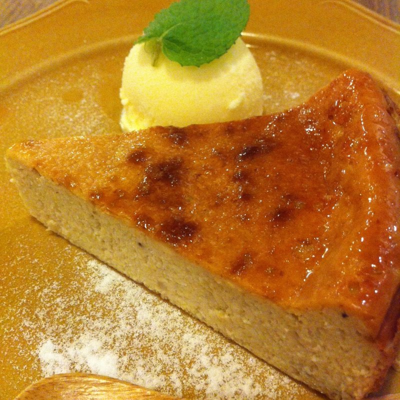 玄米甘酒とバナナのチーズケーキ　バニラアイス添え(玄米カフェ実身美sangmiサンミ梅田店)