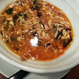 サンラータン麺(九龍餃子房 秀 （クーロンギョウザボウ）)
