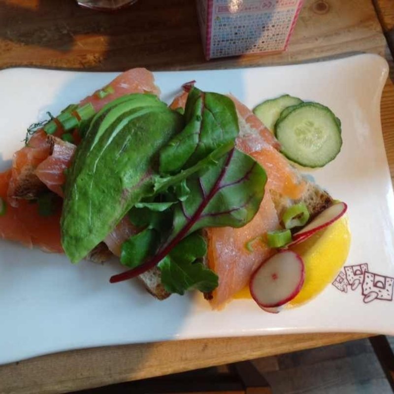 smoked-salmon-tartine(LE PAIN QUOTIDIEN)