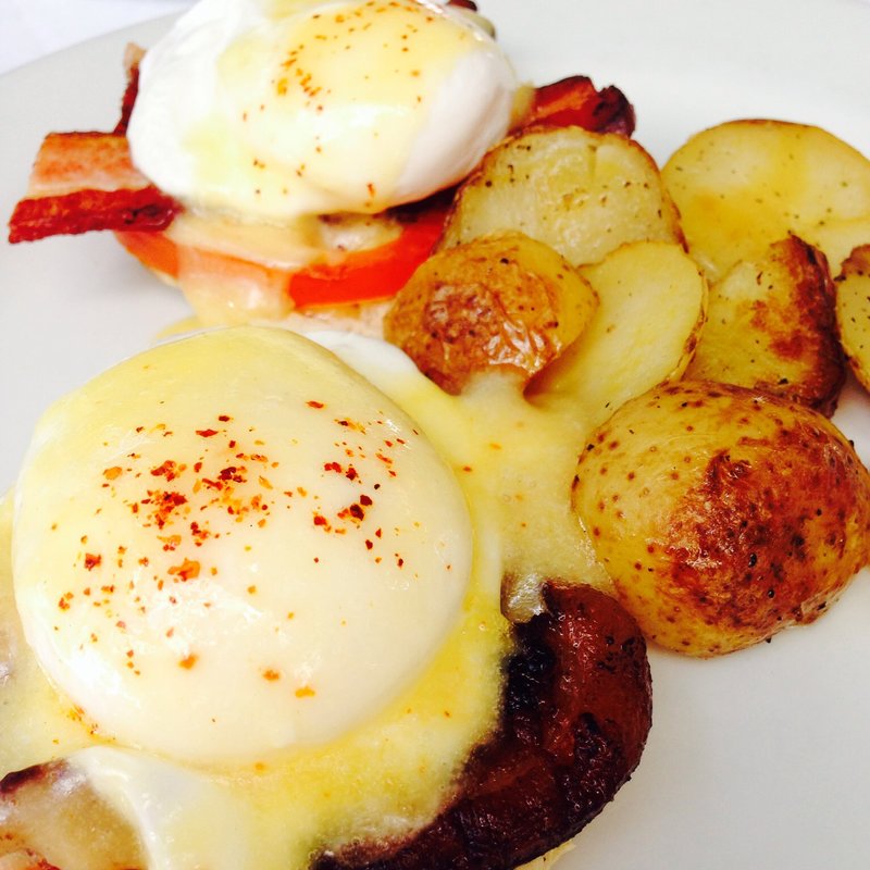 BACON＆EGGS BENEDICT( IL Lupino Trattoria )