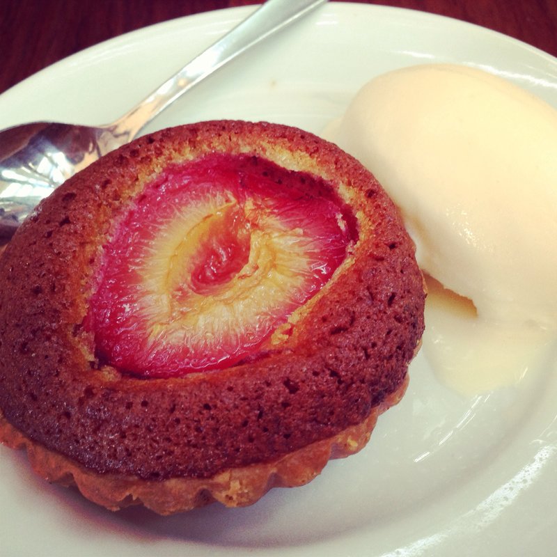 すもものタルト(まちのパーラー)