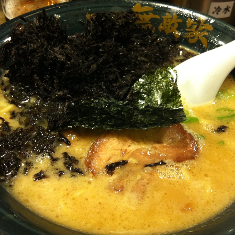豚骨醤油ラーメン岩のりトッピング(無敵家)