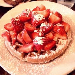 Strawberries And Creme Waffle(The Griddle Cafe)