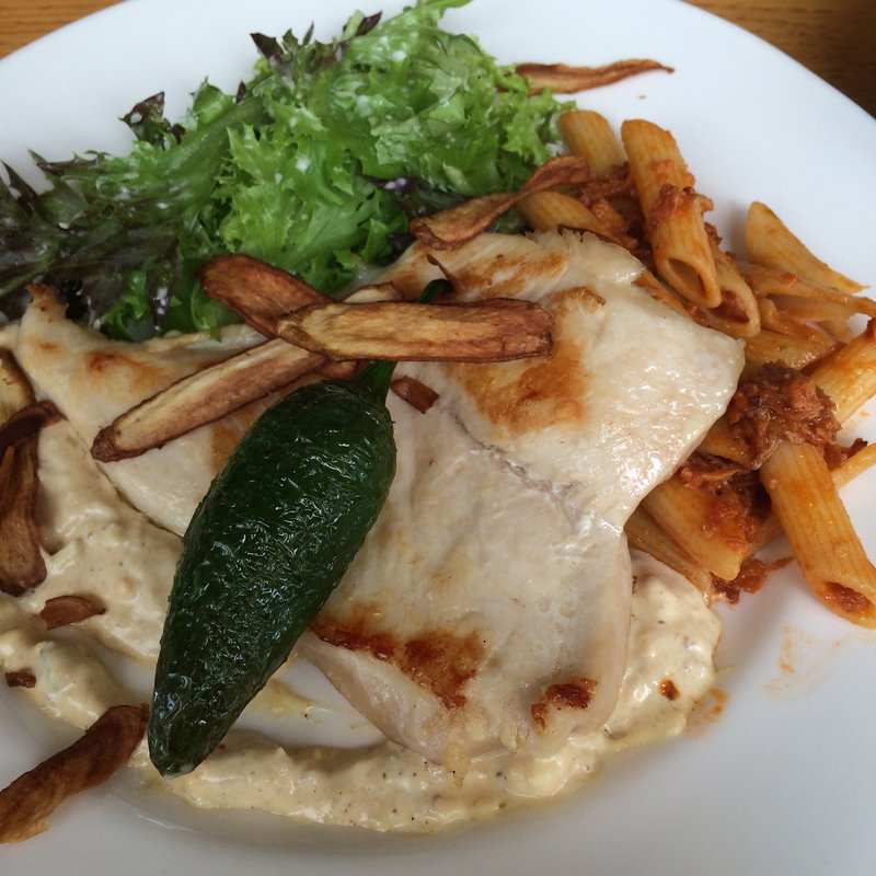 鶏胸肉のソテー ごま風味のタルタルソース(MOULiN)