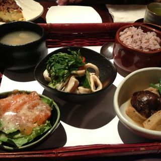 cha-an set, Today's soup, 2 side dishes, smoked salmon salad, quiche, 15 grain rice, and dessert(Cha-An)