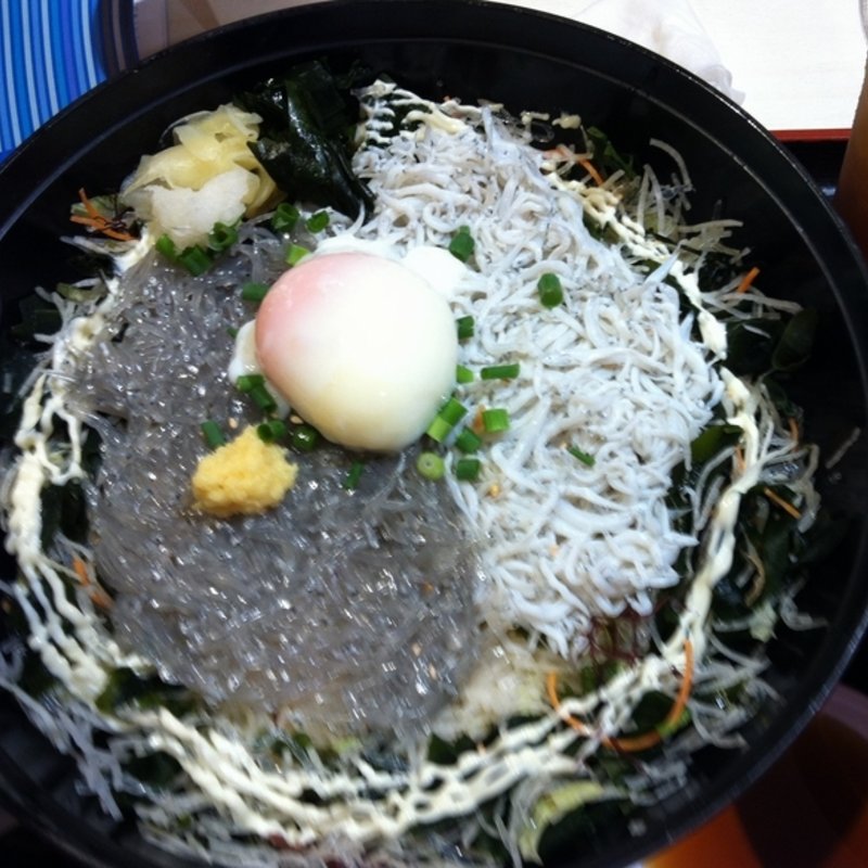 しらす2色丼(しらす問屋とびっちょ Terrace Mall 湘南店)