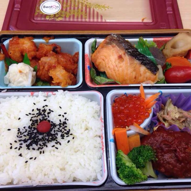 ハンバーグ、しゃけ、エビチリ入弁当(BentOn)