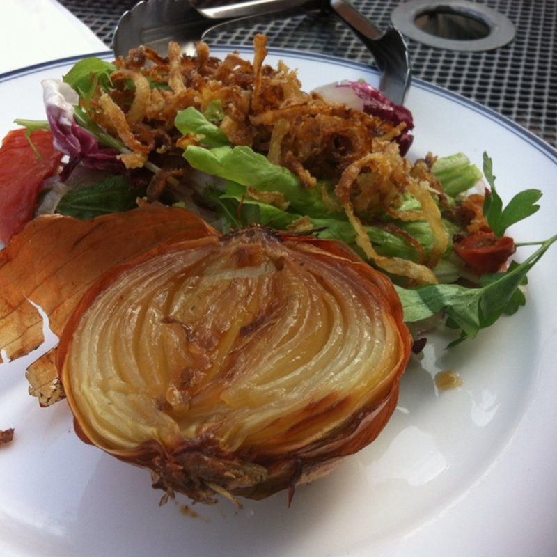 たまねぎの丸揚げサラダ(パブブルワリースプリングバレー)