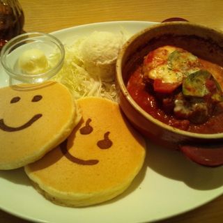 トマトとアボガドのオーブン焼きハンバーグ(パンケーキデイズ 原宿店 )