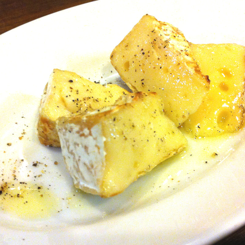 カマンベールチーズ炭で焼いたん(炭屋キッチン やまや)