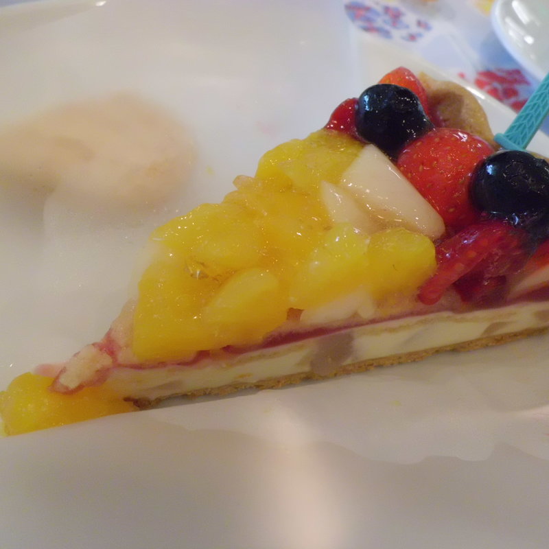 ソラマチ限定輪花型桃とチーズムースとフルーツのタルト(キルフェボン 東京スカイツリータウン・ソラマチ店)