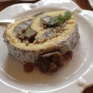 黒ごまのロールケーキ(カフェ マグノリア )