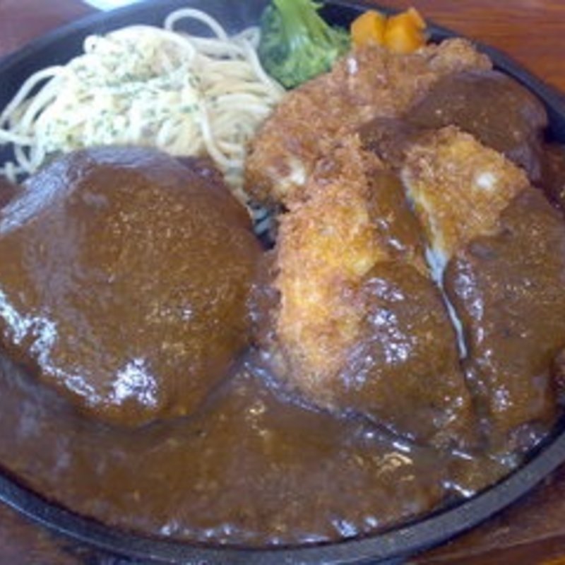 ハンバーグとチキンのピカタ(ハンバーグとグラタンのお店 グリチーネ)