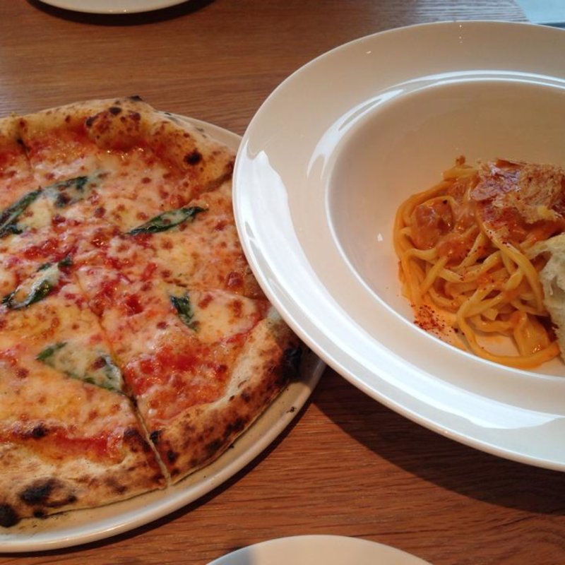 マルガリータピザとパスタ(SESTO SENSO H)