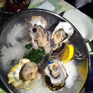 生牡蠣(Oyster Bar ジャックポット新宿)