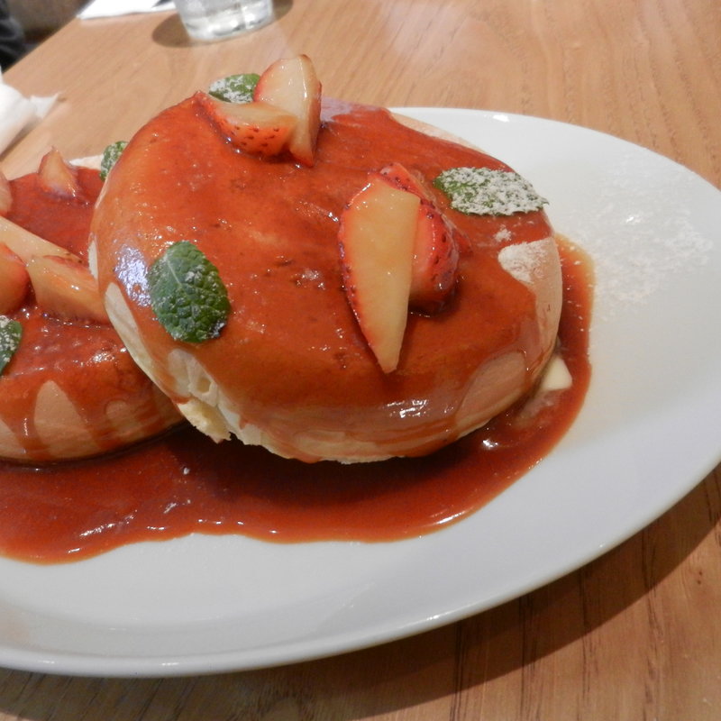 ストロベリーパンケーキ、バターとキャラメルソース(デイビッド・マイヤーズ カフェ)