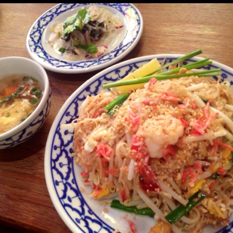 えび入りタイ風焼きそばセット(タイカフェ ピーマイ 学芸大学店)